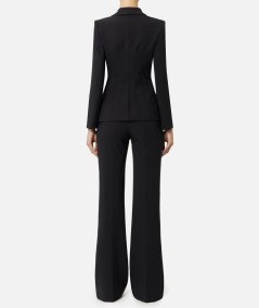 Tailleur in doppio crêpe stretch con giacca sciallata e pantalone a palazzo