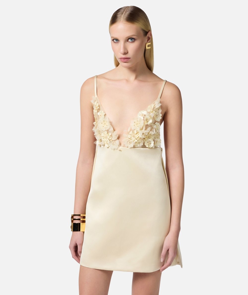 Abito in duchesse con fiori 3D