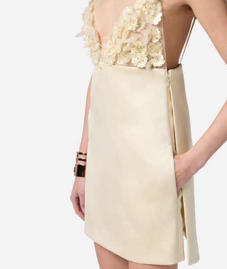 Abito in duchesse con fiori 3D