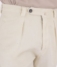 Pantalone chino in misto lino e cotone con pence