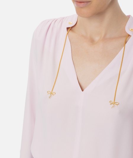 Camicia in georgette con charms e logo