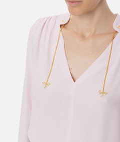 Camicia in georgette con charms e logo